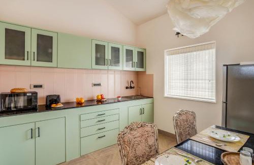 Gauravaddo Apartamento | Marbella 2BHK at Regal Park with Pool