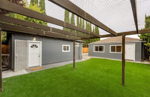 Redwood City Casa | 2BR Guest House | Downtown Redwood City | 10mins to Stanford/Palo Alto | Parking