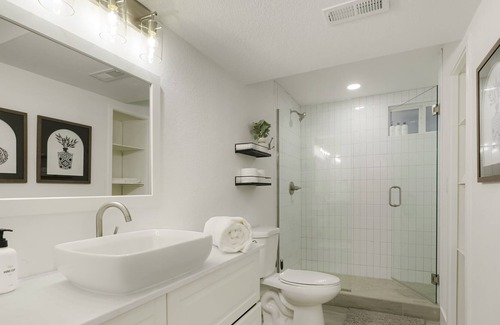 Allendale Area Casa | @ Marbella Lane - 5BR Stylish and Modern Home