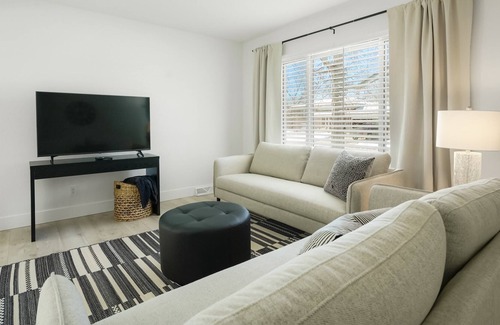 Allendale Area Casa | @ Marbella Lane - 5BR Stylish and Modern Home