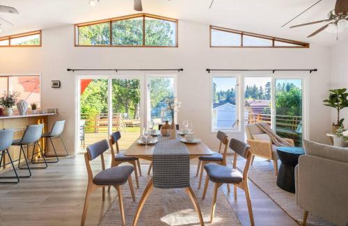 Maple Heights-Lake Desire Casa | #Marbella Lane - Hidden Gem on Scenic Shady Lake