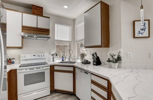 Edgemar - Pacific Manor Casa | @ Marbella Lane - Modern 3BR Home w/ Ocean Views