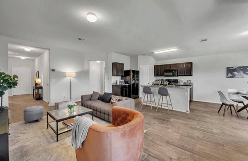 Austin Cabaña | @ Marbella Lane - Polished 3BR Home in Austin TX