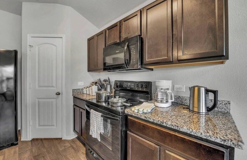 Austin Cabaña | @ Marbella Lane - Polished 3BR Home in Austin TX
