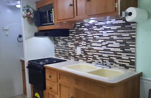Marblehead Casa | Rock Harbour Cottages, Summers Retreat Camper con muelle gratuito en East Harbour