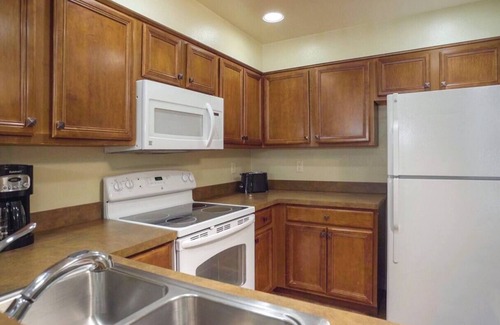 Round Hill Village Complejo | March 6-10! Lake Tahoe's 3-bedroom resort - Sleeps 8. Book your ski weekend!