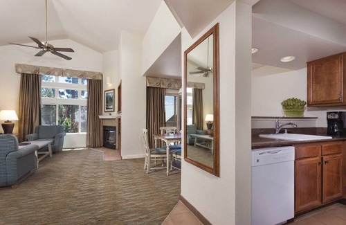 Round Hill Village Complejo | March 6-10! Lake Tahoe's 3-bedroom resort - Sleeps 8. Book your ski weekend!