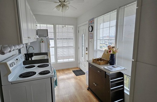 Arabi Apartamento | MARCH MADNESS DISCOUNTS! Email for info! LGBTQ Owned! Minutes from the Quarter!