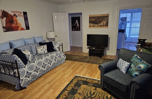 Arabi Apartamento | MARCH MADNESS DISCOUNTS! Email for info! LGBTQ Owned! Minutes from the Quarter!