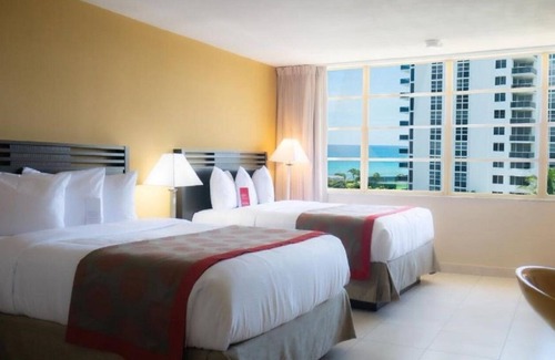 Sunny Isles Beach Hotel | Marco Polo Beach Resort on the OCEAN on Collins Avenue! 4 Pool