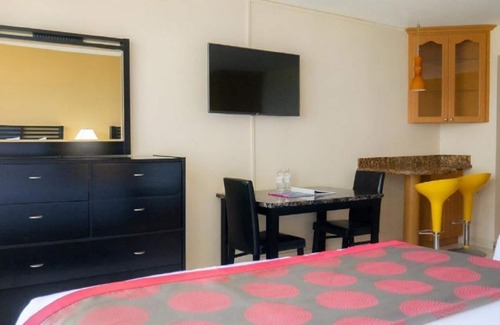 Sunny Isles Beach Hotel | Marco Polo Beach Resort on the OCEAN on Collins Avenue! 4 Pool