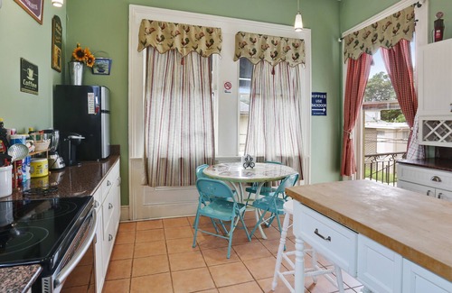 Faubourg Livaudais Apartamento | Sunny 3000 pies cuadrados 4br, 3BA con 3 camas Queen, 1 cama doble, 1 sofá cama Queen