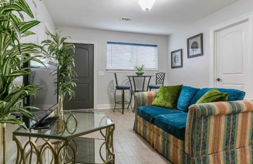 Mid-City Apartamento | Mardi Gras Patio 2BR 8mins to Canal St