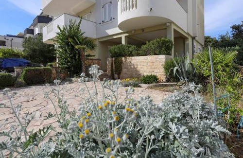 Petrcane Apartamento | Mare 9 Cozy Two Bedroom Apartment with Garden