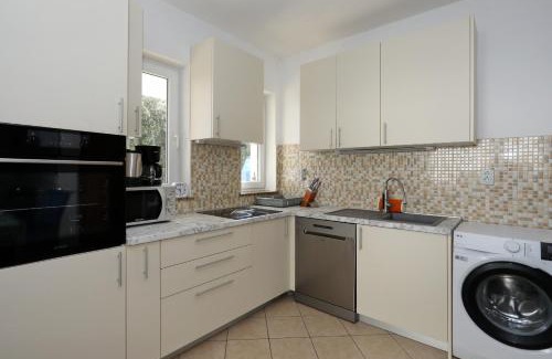 Petrcane Apartamento | Mare 9 Cozy Two Bedroom Apartment with Garden