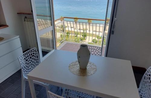 Savona Apartamento | Maremare, really on the Beach, with private parking