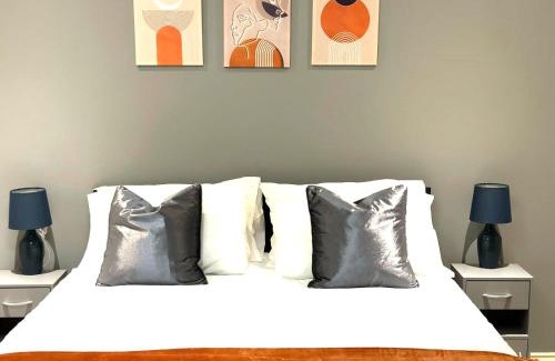 Cheltenham Apartamento | Margam's Alvington House for Business Travellers, Relocator or Families with FREE Parking, High Speed Internet and fully equipped kitchen