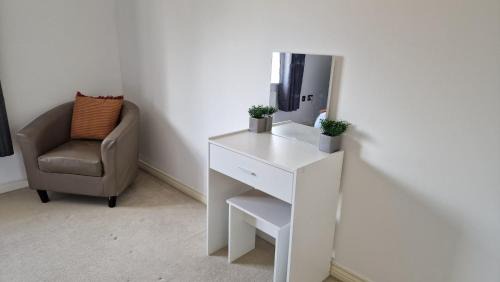 Cheltenham Apartamento | Margam's Alvington House for Business Travellers, Relocator or Families with FREE Parking, High Speed Internet and fully equipped kitchen