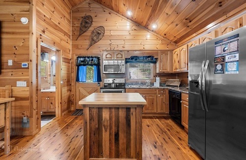 Gatlinburg - Pigeon Forge Cabina | Margaret Hollow 2 Bedroom Cabin by RedAwning