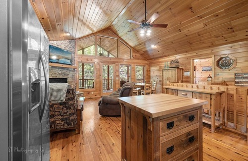 Gatlinburg - Pigeon Forge Cabina | Margaret Hollow 2 Bedroom Cabin by RedAwning