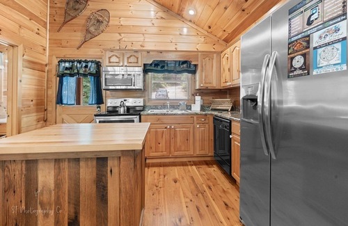 Gatlinburg - Pigeon Forge Cabina | Margaret Hollow 2 Bedroom Cabin by RedAwning