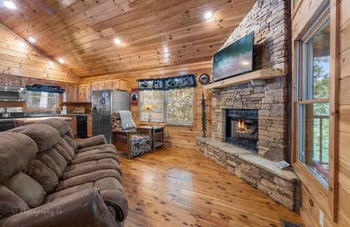 Gatlinburg - Pigeon Forge Cabina | Margaret Hollow 2 Bedroom Cabin by RedAwning