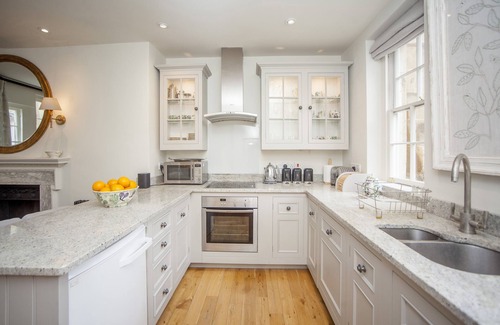 Upper Town Apartamento | Margaret's 1770 Townhouse - una casa georgiana con capacidad para 5 personas con 3 habitaciones