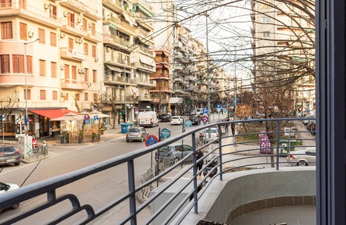 Thessaloniki City Centre Apartamento | Margarita by halu. 3-BD tropical house