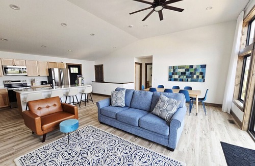 New Lisbon Casa | MargaritaVilla | Lakefront | Beach | Game Room | 6 Bedrooms | 4 Bath