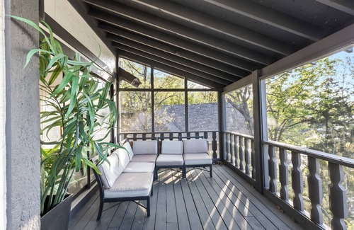 Osage Beach Cabaña | Margaritaville - Private Suite w/ TV, extra couch!