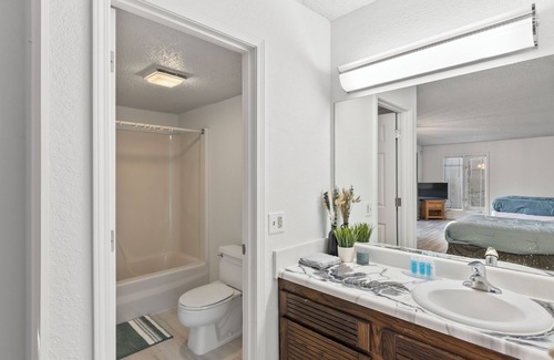 Osage Beach Cabaña | Margaritaville - Private Suite w/ TV, extra couch!