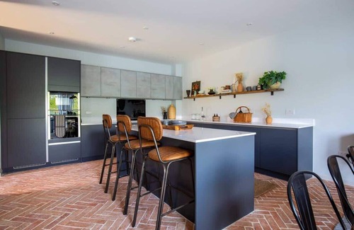 Ampney Crucis Casa | Maricor: Lakeside Retreat with Hot Tub & Kayak