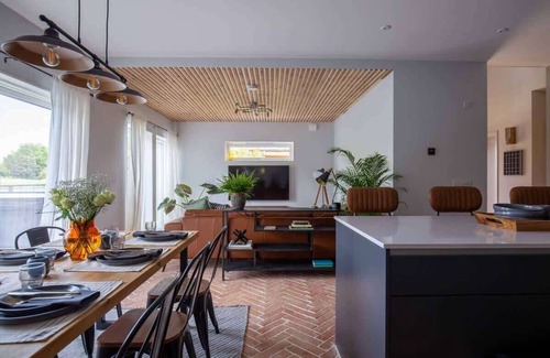 Ampney Crucis Casa | Maricor: Lakeside Retreat with Hot Tub & Kayak