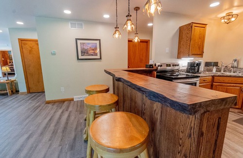 Ohiopyle Condominio | Marietta's River Retreat | 3BR,2BA,Hot Tub,Downtown Ohiopyle
