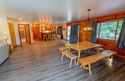 Ohiopyle Condominio | Marietta's River Retreat | 3BR,2BA,Hot Tub,Downtown Ohiopyle