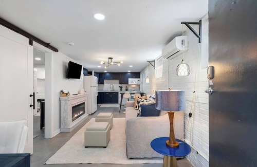 Marietta Apartamento | Marietta Square Suites - Suite2 - Modern Apartment