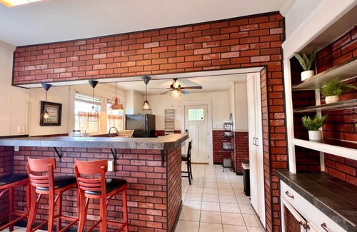 Glen Iris Casa | Marigold: 6Bedroom Downtown Gem ~ HOT TUB