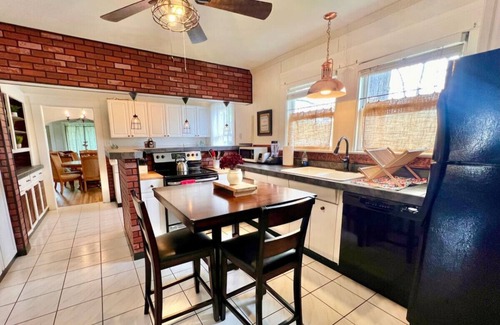 Glen Iris Casa | Marigold: 6Bedroom Downtown Gem ~ HOT TUB