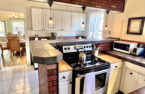Glen Iris Casa | Marigold: 6Bedroom Downtown Gem ~ HOT TUB