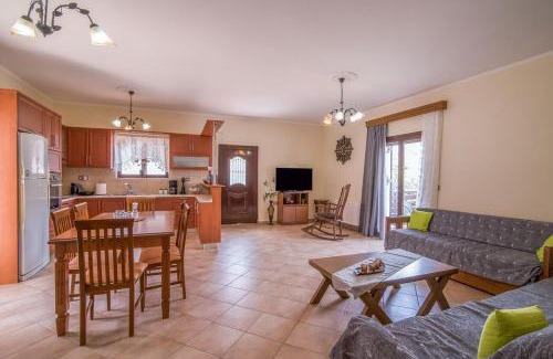 Elos Casa | Marika Traditional Home