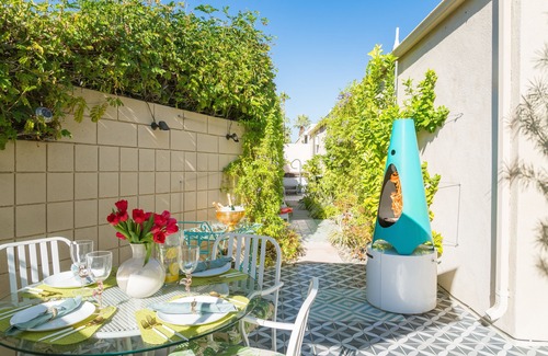 Uptown Design District Condominio | ¡Mediados de siglo va a hollywood! Cama King, 2 baños / paseo a la ciudad, tiendas y restaurantes