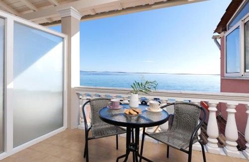 Ipsos Apartamento | Marina Beachfront Apartment by Konnect, Ipsos