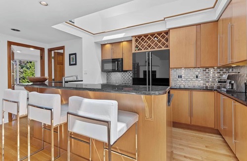 Guilford Casa | Marina Chic: Bright Seaside Gem. 3 Bed/3 Full Bath. Walk to restaurants/beach