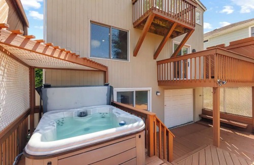 Guilford Casa | Marina Chic: Bright Seaside Gem. 3 Bed/3 Full Bath. Walk to restaurants/beach