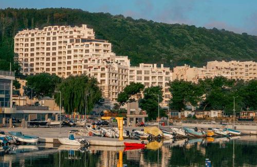 Varna Apartamento | Marina Varna Apartment-2BDR at South Bay Complex