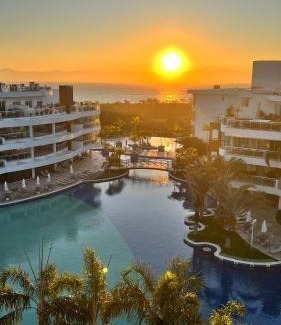Ponta das Canas Apartamento | Marine Home & Resort - Cobertura 4Q pé na areia