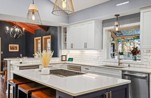 Delafield Casa | Mariner Harbor: 5BR Lake House, Pontoon Rental, Walk to beach