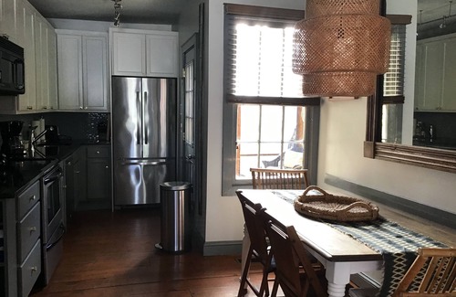 Beach Institute Cabaña | Mariner’s Cottage in Historic District, Private Parking