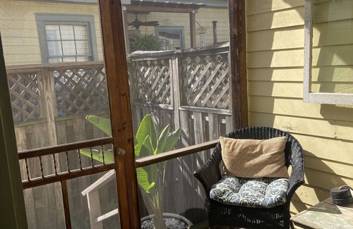 Beach Institute Cabaña | Mariner’s Cottage in Historic District, Private Parking