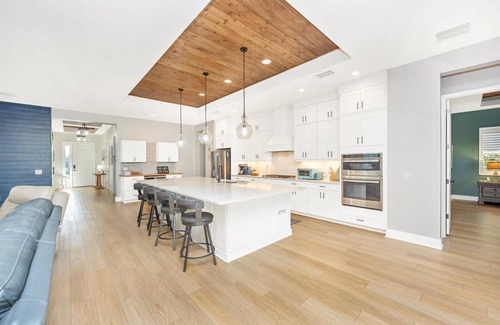 Venice Casa | Wellen Park 2600 sqft pool, spa & fireplace 3 car with 85” TV & golf cart